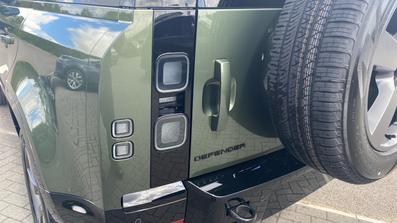 Land Rover Defender 3.0 D250 X-Dynamic SE 110 5dr Auto Diesel Estate